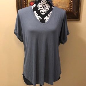 💙 H by Bordeaux Lightweight V-Neck Ultrasoft ribbed, lower back split hem top